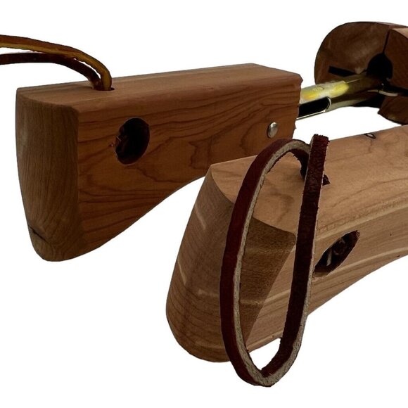 Pair Of Rochester Cedar Shoe Trees With Spring Adjustable Brass Hardware Vintage - Picture 3 of 6